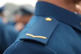 与空军共同成长！西部战区空军多地同步举行2020年度新兵受衔仪式图片