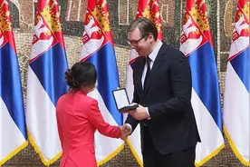 塞尔维亚总统向中国专家授勋图片