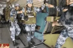 直击空降新兵首次大飞机跳伞图片