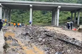 甘肃岷县突降暴雨 多处国道被冲毁图片