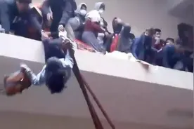 玻利维亚一大学走廊护栏断裂 至少6人坠亡5人重伤图片
