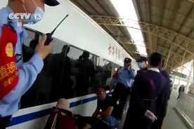 惊险！男童不慎跌落铁轨 车站紧急断电救援图片