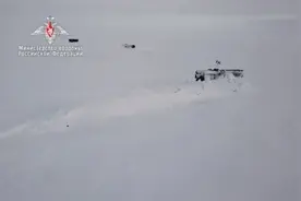 俄海军三艘核潜艇首次在北冰洋同时破冰出水图片