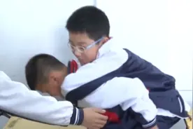 友情相伴“每一步”五年来他们轮流背同学上学图片
