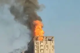 突发！沈阳金地滨河国际小区楼顶燃起大火 暂无人员伤亡图片