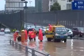 四川绵阳遭遇强降雨 多路段通行受阻图片