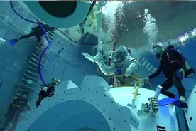 震撼！视频直击航天员中性浮力水槽训练图片