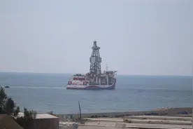 土耳其钻探船“卡努尼”号驶向黑海开展首次作业任务图片