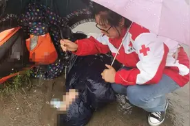 大雨中的“撑伞姐”你真美图片