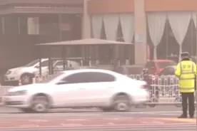 山西多地出现沙尘暴 外出须做好防护图片