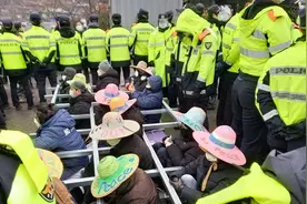 ​韩国国防部向萨德基地运送物资 遭当地居民抗议图片