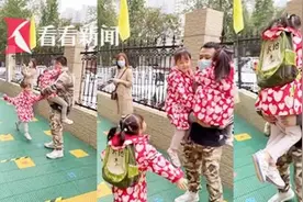 爸爸接三胞胎女儿放学被同时求抱，网友：穿了三件小棉袄图片