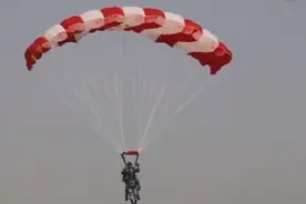 人民空军 生日快乐！向神兵天降的空降兵致敬图片