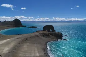 航拍西藏圣湖纳木错的网红打卡地“圣象天门”图片