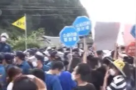 抗议“萨德入韩”韩国100余名民众在道路静坐示威图片