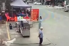 老人被狗绳绊倒重摔在地，遛狗女孩迅速逃离图片
