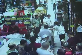 老人超市拿鸡蛋被拦猝死案一审宣判：家属索赔被驳回图片