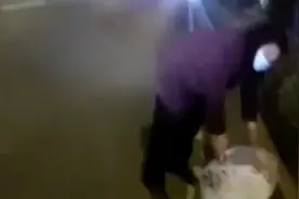 哭得像个孩子！40岁男子找到走失母亲后哭成泪人图片
