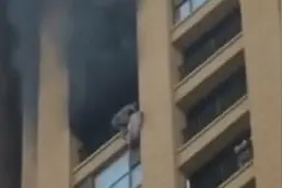 陕西西安一小区高层住宅楼着火 现场浓烟滚滚 有居民翻窗逃生图片