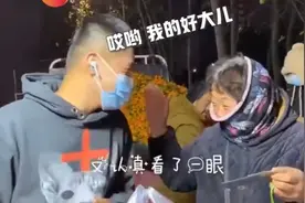 暖！弟弟从部队休假回家给爸妈惊喜：妈妈笑眯眼睛，爸爸愣在原地图片