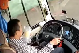 广西客车驾驶员边开车边吃东西 乘客拍下视频举报图片