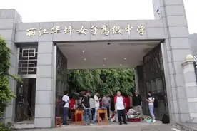 不忍与学生道别！高考结束后 张桂梅“躲了起来”图片