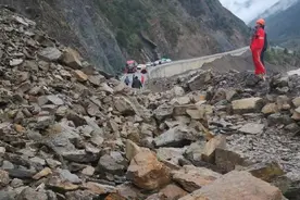 持续降雨致国道215线四川甘孜石渠段塌方 过往车辆注意绕行图片