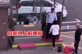 消防员执勤时敬礼婉拒母亲拥抱 换岗后按捺不住朝父母飞奔而去图片