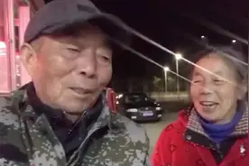 老人结婚半世纪恩爱如初 奶奶跳广场舞爷爷全程陪同深情欣赏图片