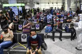严防疫情传播风险 马来西亚吉隆坡国际机场加强疫情检测图片