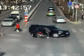 你奔跑去救人的背影真帅图片
