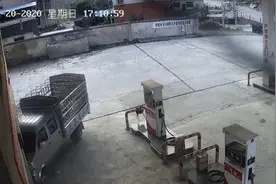 无证驾驶、错把油门当刹车 贵州一货车冲进加油站图片
