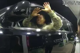 美国警察又涉嫌种族歧视和暴力执法！这次的受害者是少数族裔军官图片