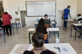 希腊举行高考 10万余名考生角逐7.7万个公立大学入学名额图片