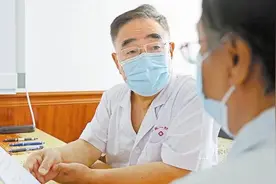 望闻问切 把脉开方 载誉归来的张伯礼院士这样开启了新一天图片