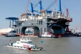 江苏“海狮5号”半潜式重吊生活平台成功入海图片