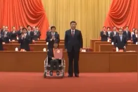 习近平向全国脱贫攻坚楷模荣誉称号获得者张桂梅颁奖图片