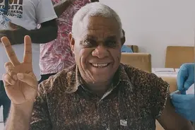 瓦努阿图启动中国援助新冠疫苗接种工作 总理拉夫曼接种第一剂中国疫苗图片