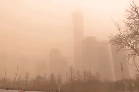延时拍摄记录北京沙尘暴过程 傍晚时分有所好转图片