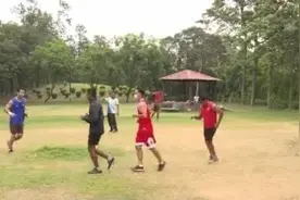 印度空军武术队队员公园开训 教练：尽管啥也没有 至少可以练体能图片