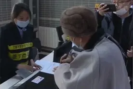95分！年龄上限取消 86岁老人顺利通过科目一考试图片