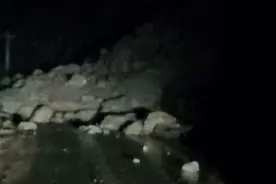 G317线四川阿坝理县段因山体滑坡 道路双向中断图片