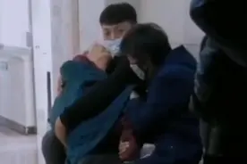 小伙踮脚抱着白发奶奶候诊 拍摄者：老人逢人就夸大孙子没白疼图片