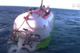 “奋斗者”号今天再次深潜马里亚纳海沟 已经顺利入水图片