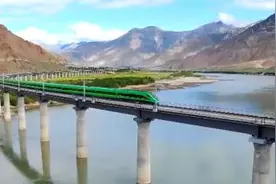 拉林铁路今日开通！复兴号动车组首次开上青藏高原图片