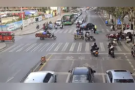 共享单车车筐“装”娃 娃掉了 家长淡定抱起又“放”回车筐图片