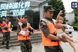 火箭军战士每人抱一个娃娃转移 网友：真是“孩子”抱孩子图片