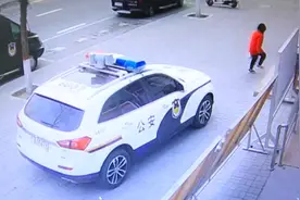 小男孩在派出所放下一箱牛奶和一封信后匆匆离开……图片