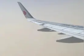 乘客飞机上俯瞰北京城市上空黄沙密布 视野灰茫一片图片