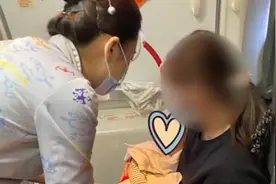 一定要把他救过来！最美空姐飞机上施救卡喉婴儿图片